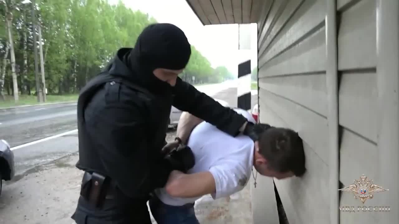Чёрного наркоторговца две полицейские допрашивают и пытают сексом