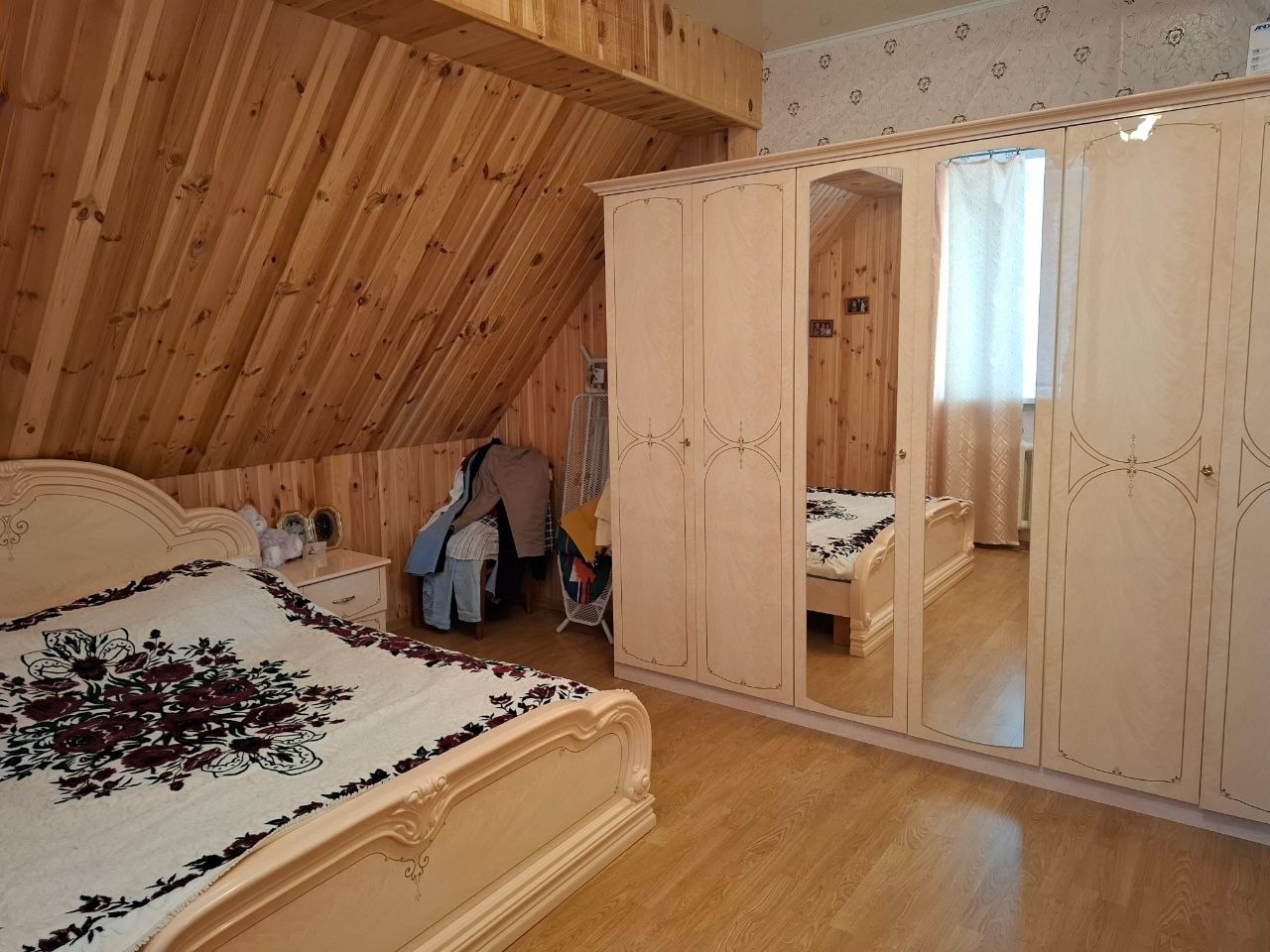 ДОМ общ. пл. 312,4 кв. м Красный Яр 2-этажный кирпичный дом, утеплен пенопластом, новая крыша андулин, бетонированный фундамент - с двух сторон обложен кирпичом. Цокольный этаж: спортзал, мастерская, котельная, хоз.помещения. 1-й этаж: зал 35,6 кв.м, с камином, спальня, кухня 16,6 кв.м, с/у. 2-й этаж: три бол...