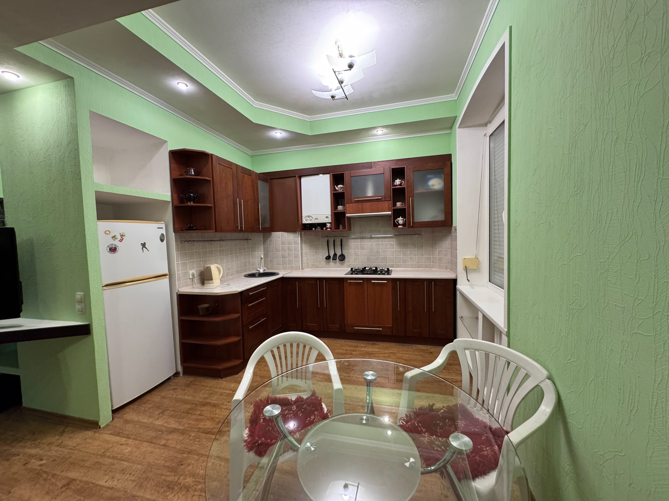 г. Алчевск 🏡 2-комнатная квартира-сталинка в р-не ДК Химика! 📍 Ул. Калинина, удобное расположение – рядом вся инфраструктура. ✨ 2-й этаж 4-этажного дома, квартира не угловая – тёплая и комфортная. ✔️ Кухня-студия – современное и удобное пространство ✔️ Автономное отопление – тепло и экономия ✔️ Встроенная меб...