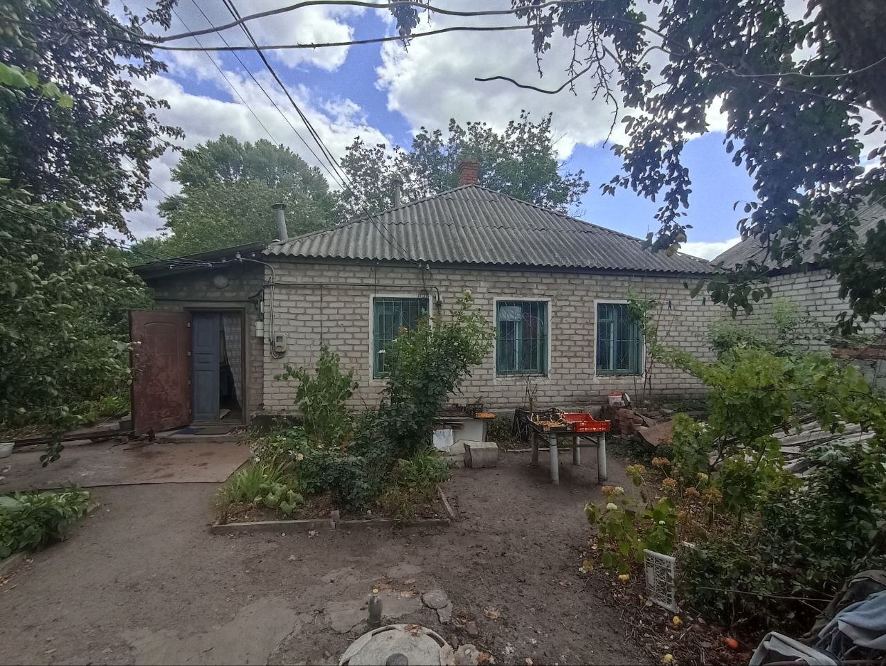 ‼Продам дом на ул. Рудя (р-н парка 1-го Мая ). Дом 83 кв.м., участок - 9 соток (не приват.), 5 комнат (3 изолированные). Заезд для авто. Гараж+смотровая яма. Состояние жилое. В доме остается вся мебель и техника. Потолки 3,1 метра. Отопление -1-контурн. котел, горячая вода-газовая колонка. Крыша шифер, не теч...