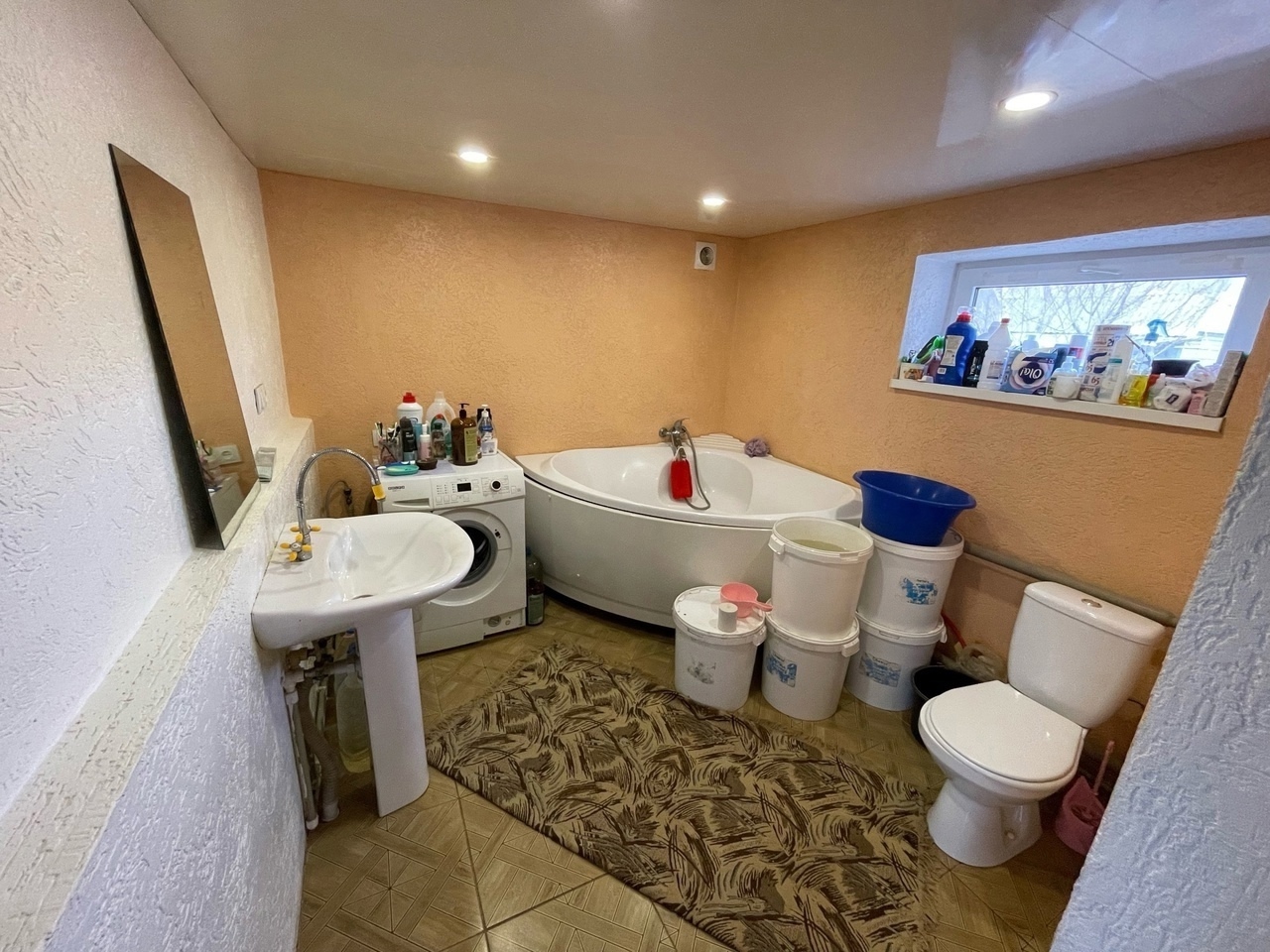 🏡 Продается просторный дом в Алчевске 📍 Адрес: ул. Чернышевского 📐 Площадь дома: 120 кв.м. | Участок: 7,5 соток ✅ Коммуникации и состояние: 🔹 Все коммуникации подведены: свет, газ, водопровод, центральная канализация, скважина 🔹 Дом стянут, крыша перекрыта шифером 🔹 Металлопластиковые окна 🔹 6 комнат для комф...