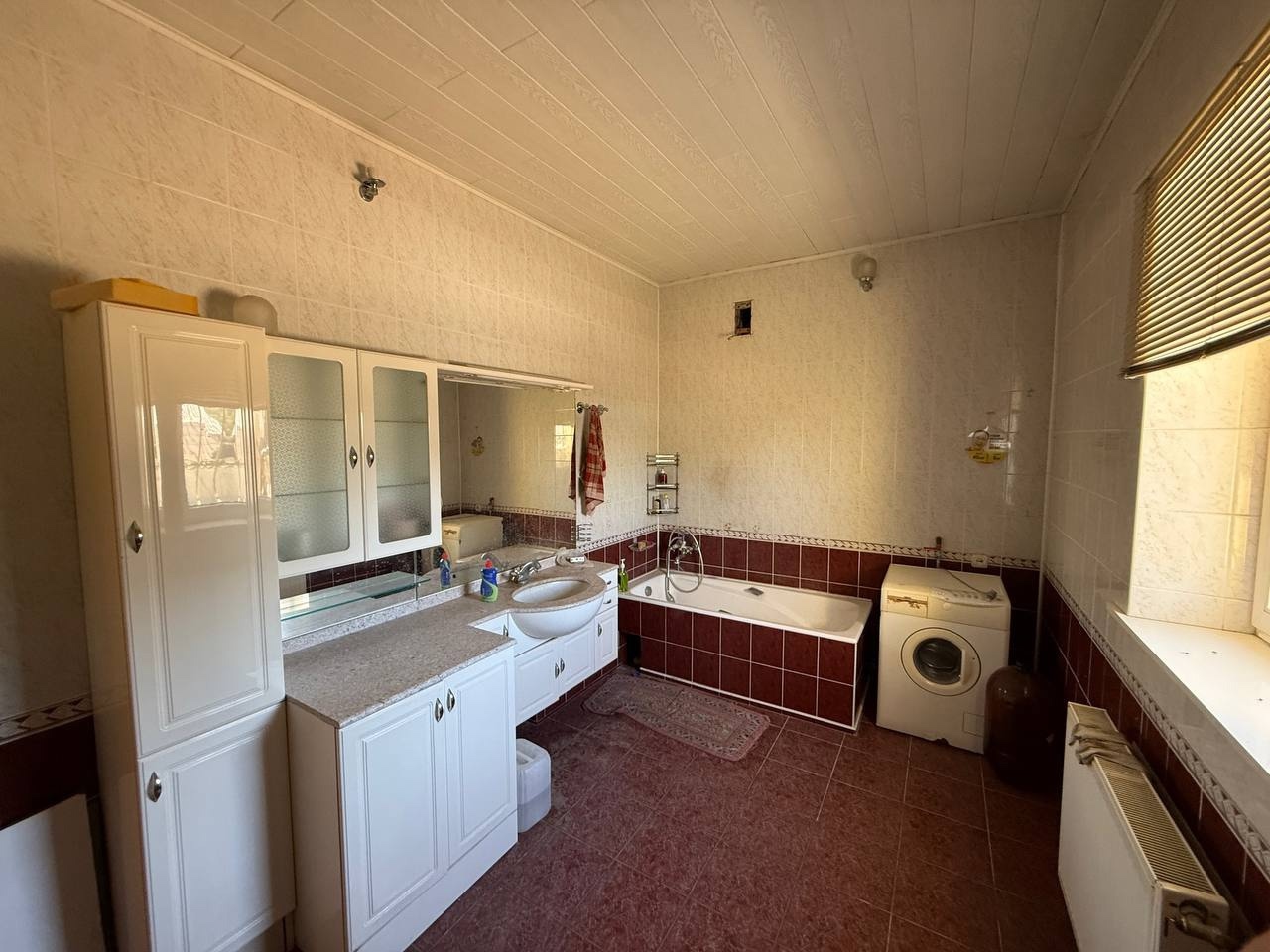 🏡 Продам жилой дом в г. Луганск от Собственника Площадь дома 250кв.м., 8 соток земли (район Жовтневого суда и Аквапарка «Пингвин») ✅ Дом реконструирован (утеплен и перекрыта крыша металлочерепицей) ✅ 2 этажа + подвал + погреб ✅ Первый этаж: Зал, спальная комната, ванная комната, гостевая, кухня. ✅ Второй этаж...