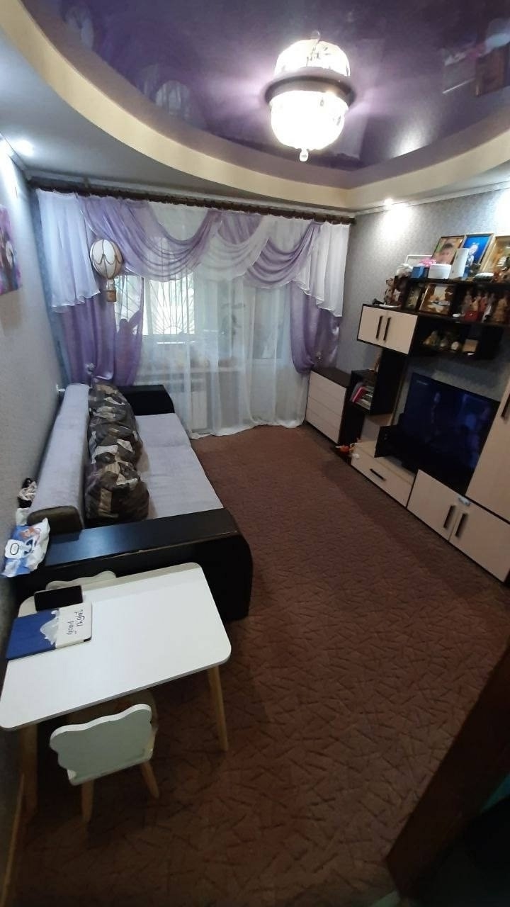 !!! Продаётся в Луганске 2-х комнатная квартира на кв.Левченко ✅ 1/5 этаж ✅ Площадь 44,7 кв.м ✅ Не уловая ✅ комнаты раздельно ✅ Окна м/п ✅ Натяжные потолки ✅ На окнах решётки ✅ сан.узел совмещен ✅ Бойлер для нагрева воды ✅ Есть большая пристройка балкон УЗАКОНЕН ✅ Продаётся с мебелью и бытовой техникой ✅ Хо...
