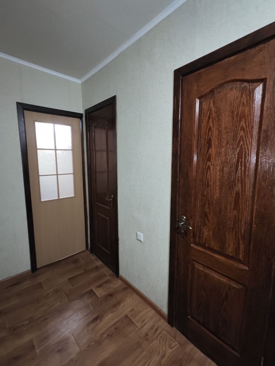 ❗️Продам 1-комнатную квартиру на кв. Мирный (район погранчасти) 1/9 35.8 м2, (17.1/8.1) ✅Вся мебель и техника, что есть на фото остается. ✅ Медная проводка. ✅ Решетки на окнах. ✅ Вода постоянно. ✅ Отопление централизованное. ✅ Утеплена снаружи и с подвала. Квартира теплая, уютная. Состояние жилое. Документы Р...
