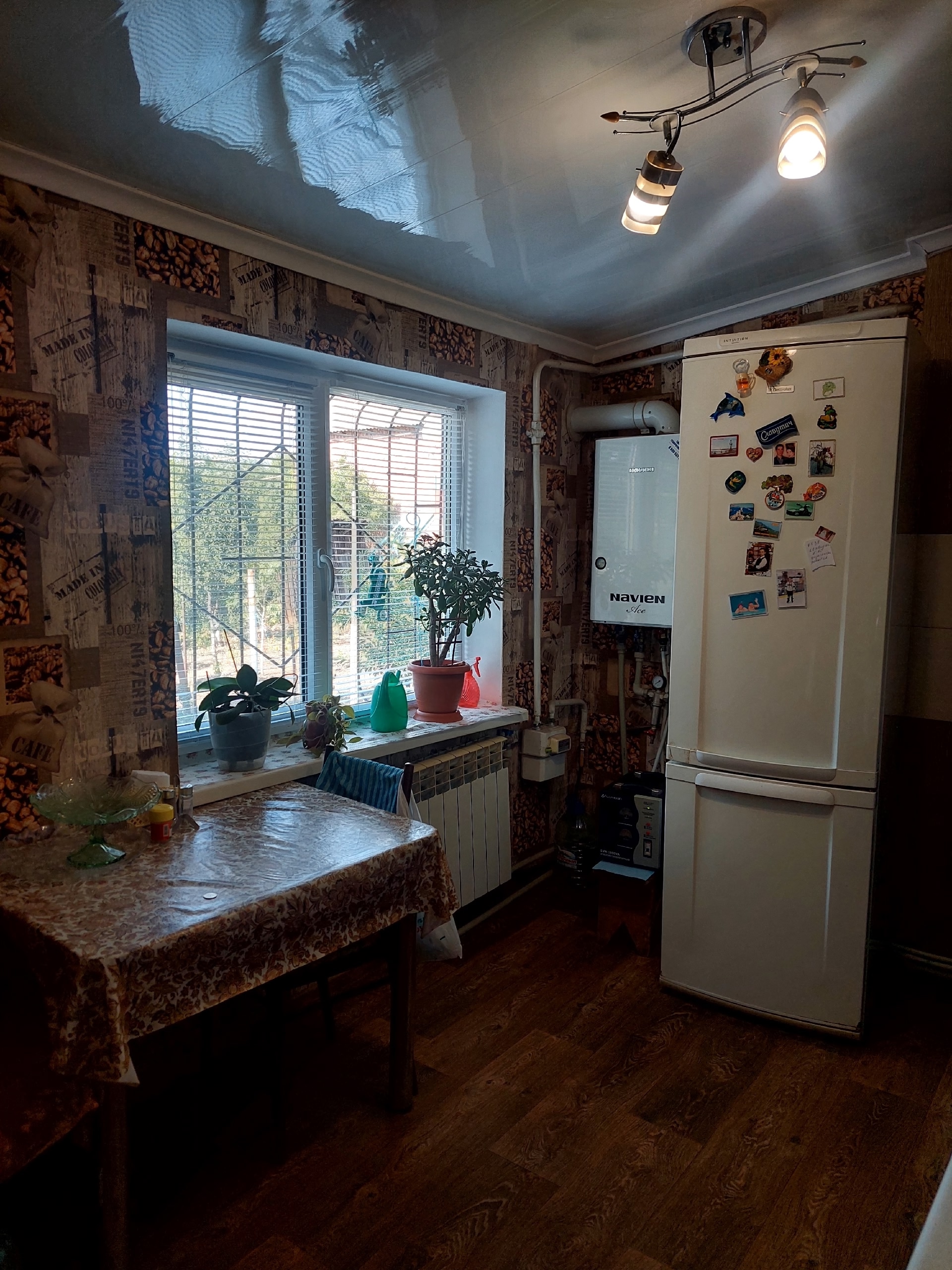 Продам дом на 2-х хозяев, ул. Мирная, район Таксопарка, рядом МакДак, Электрон. Общая площадь 55м2, 3 комнаты, из них 2 изолированных комнаты и 1 проходная. Косметический ремонт, жилое состояние. Кухня, с/у совмещен, двухконтурный котёл. Остается почти вся мебель и техника. Центральное водоснабжение, земля 4 ...