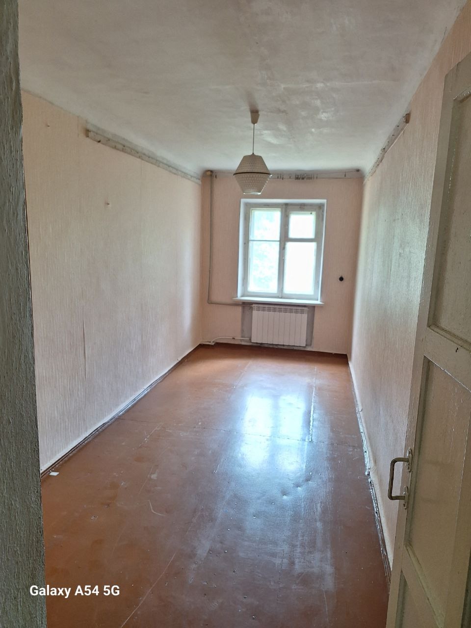 Продается 2х комнатная квартира 2 этаж в центре г. Ровеньки ул. Ленина 96 не угловая теплая. Общая площадь 42,5 Цена 1700000 торг. обращаться в личные сообщения или по номеру +79595784681 Владимир...