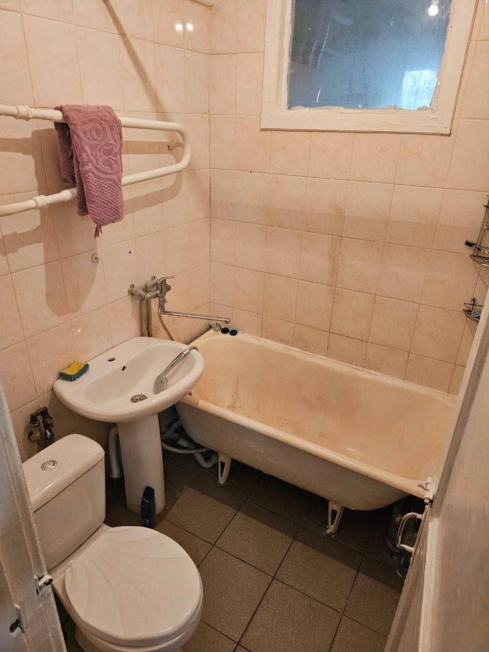 Продам 2к квартиру ул. Звейнека, р-н Таксопарка 2/5 этаж ✅ Общая площадь - 43 м2. Две комнаты, одна проходная 15.8, вторая изолированная 10м2 + кладовая. Кухня - 5.7м2. ✅ Санузел совмещен, в плитке. Подогрев воды - газовая колонка. Отопление центральное. Не угловая. Квартира под ремонт ✅ Рядом центр города, м...