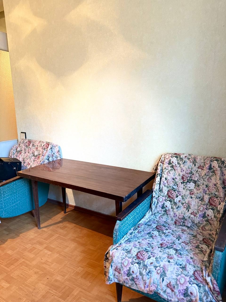 Сдам 1 комнатную квартиру в районе института Даля ( квартал Ватутина ) В квартире имеется вся необходимая мебель,холодильник ,бойлер ,стиральная машина автомат .. Цена 20тыс + коммунальные услуги. Залог . Услуги АН единоразово при заселении. Подбор вариантов в любом районе города Работаем официально +79595191...